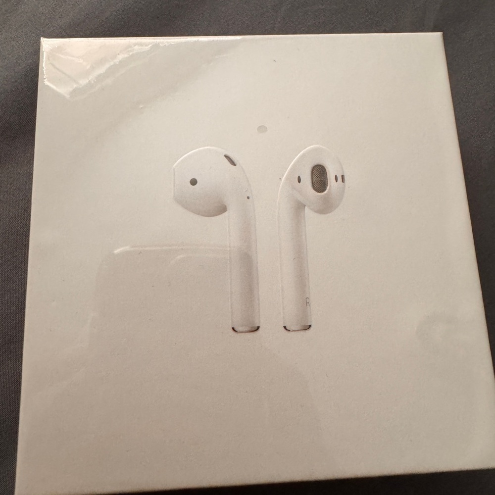 Apple AirPods with Wireless Charging Case - White